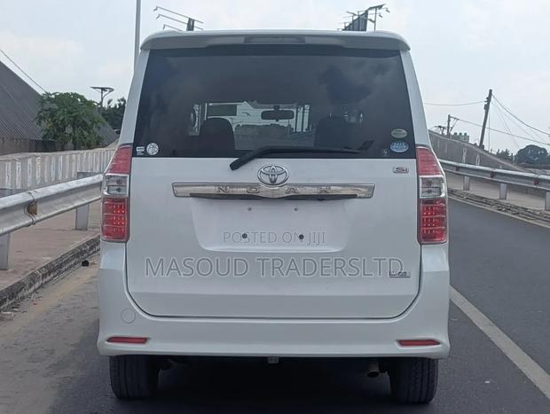 Toyota Noah 2.0 158hp AWD (7 Seater) 2012 White
