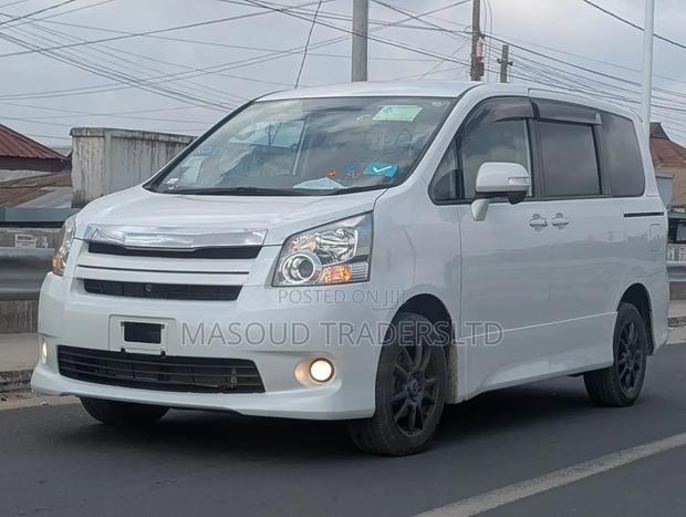 Toyota Noah 2.0 158hp AWD (7 Seater) 2012 White
