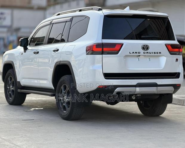 Toyota Land Cruiser LC300 2024 White