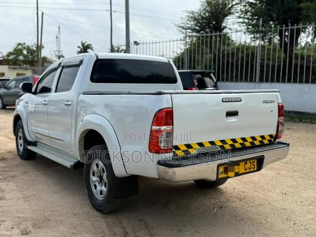 Toyota Hilux 2010 White