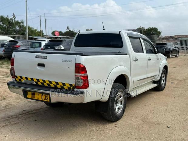 Toyota Hilux 2010 White