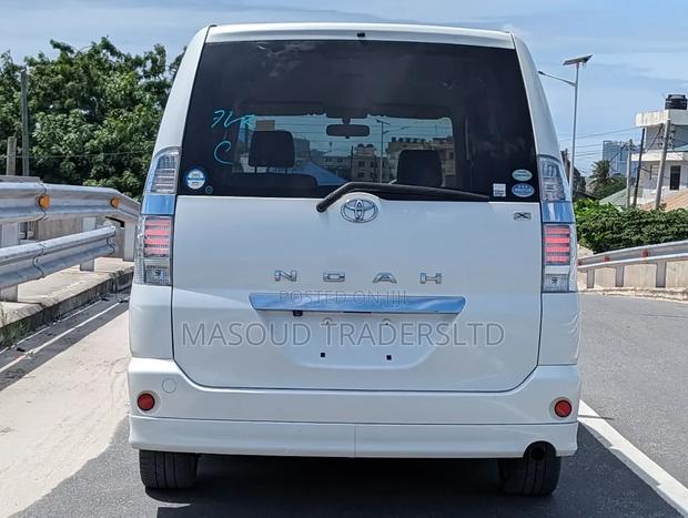 Toyota Noah 2.0 AWD (8 Seater) 2006 White