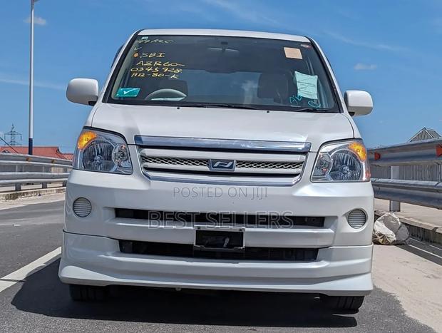 Toyota Noah 2.0 AWD (8 Seater) 2006 White