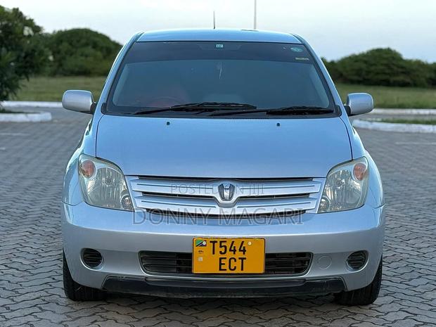 Toyota IST 2004 Silver