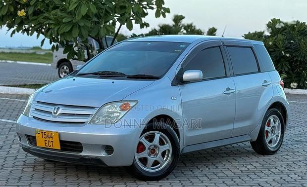 Toyota IST 2004 Silver