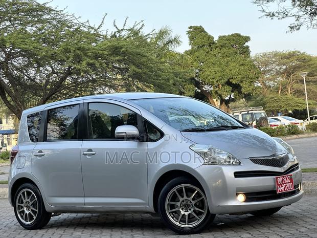 Toyota Ractis 1.3 FWD 2008 Silver