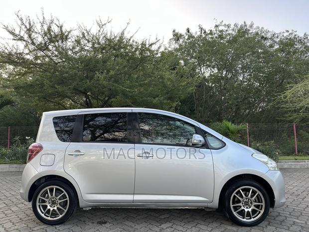 Toyota Ractis 1.3 FWD 2008 Silver