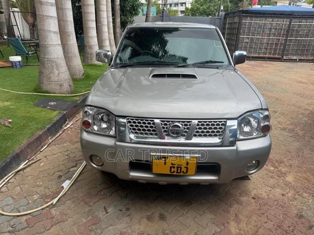 Nissan Hardbody 2011 Silver