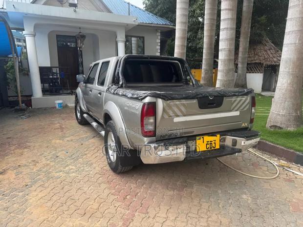 Nissan Hardbody 2011 Silver