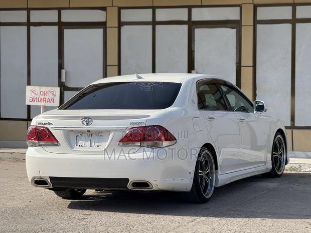 Toyota Crown 2010 White