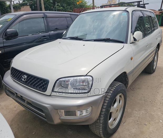 Toyota RAV4 Base FWD 1999 White