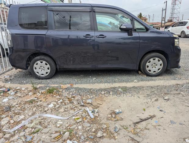 Toyota Noah 2.0 143hp FWD (8 Seater) 2008 Gray