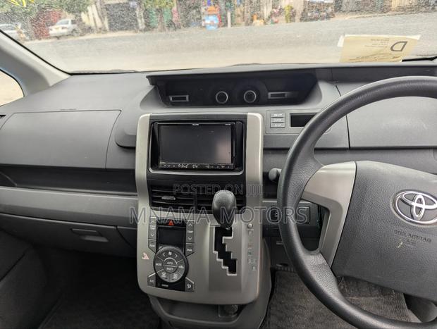 Toyota Noah 2.0 143hp FWD (8 Seater) 2008 Gray