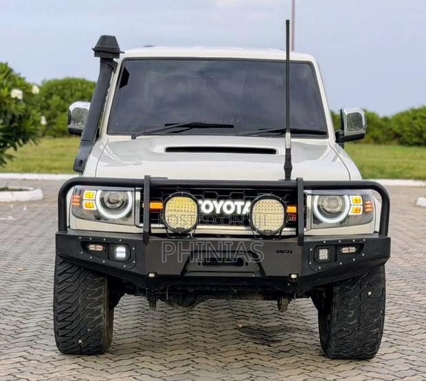 Toyota Land Cruiser 2016 White