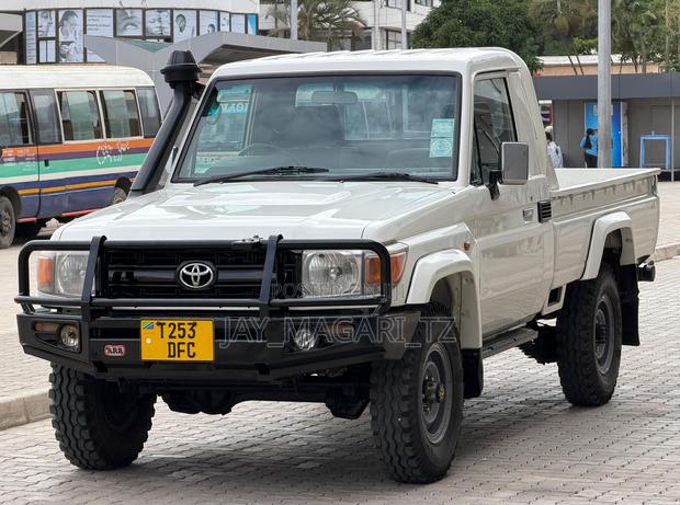 Toyota Land Cruiser 2009 White