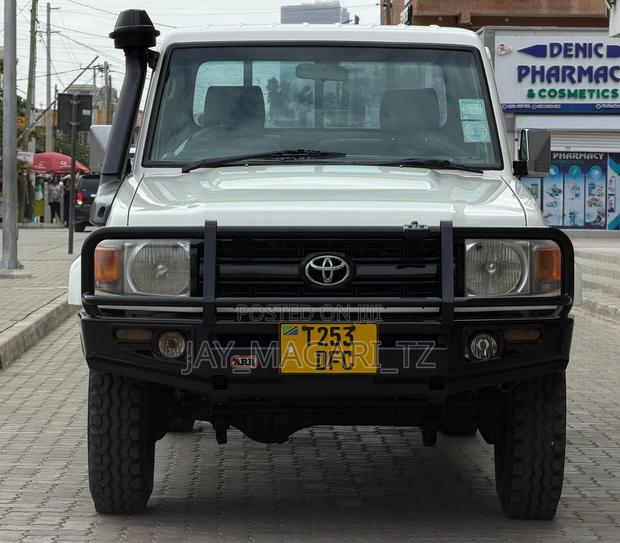 Toyota Land Cruiser 2009 White