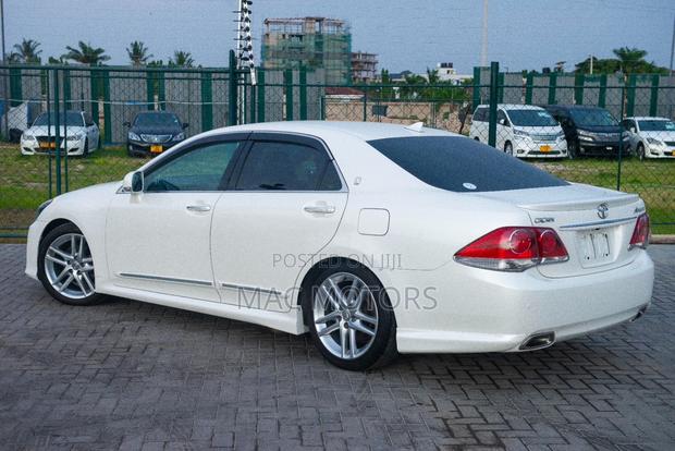 Toyota Crown 2011 White