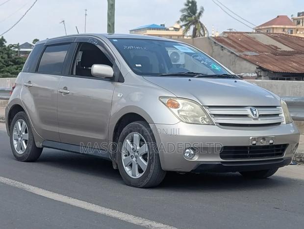 Toyota IST 2004 Gold
