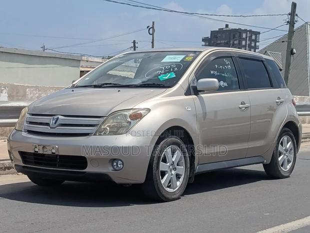 Toyota IST 2004 Gold