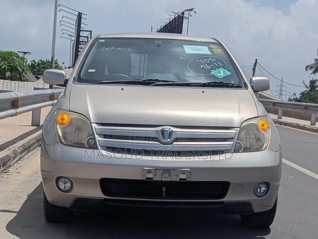 Toyota IST 2004 Gold
