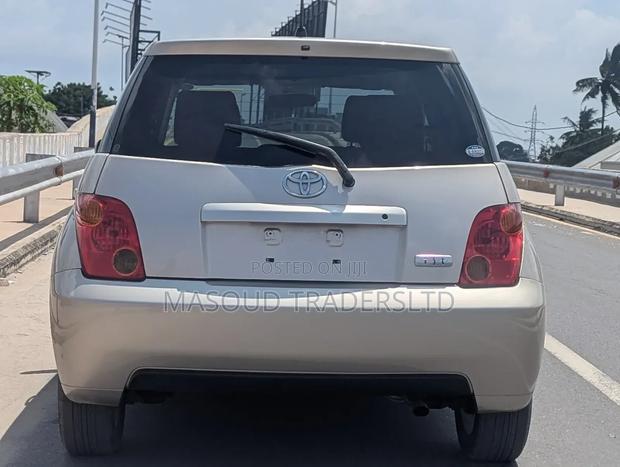 Toyota IST 2004 Gold