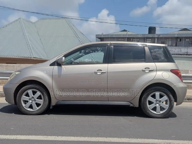 Toyota IST 2004 Gold