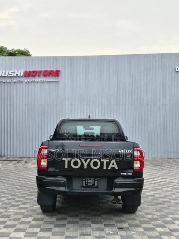 Toyota Hilux 2022 Black