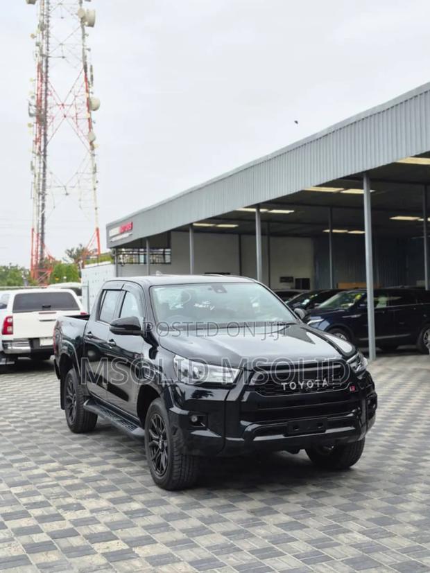 Toyota Hilux 2022 Black