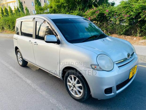 Toyota Sienta 1.5 AWD 2007 Silver