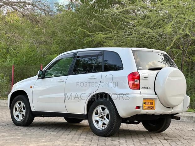 Toyota RAV4 2001 White