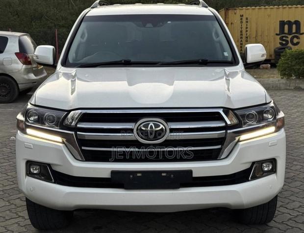 Toyota Land Cruiser 2017 White