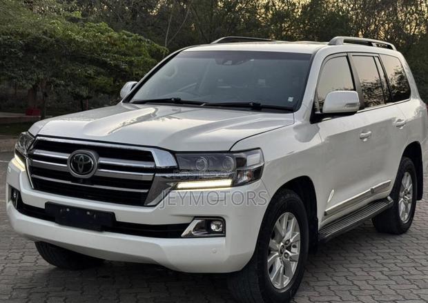 Toyota Land Cruiser 2017 White