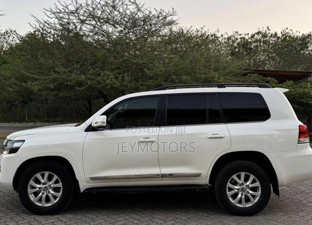 Toyota Land Cruiser 2017 White