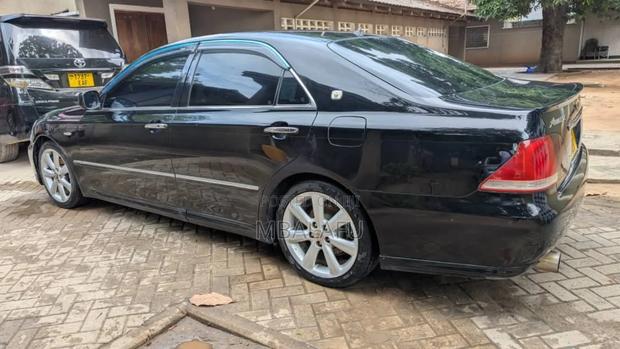 Toyota Crown Royale 2005 Black