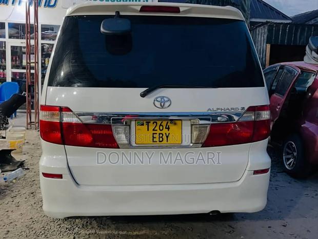 Toyota Alphard 2.4 Petrol AWD 2004 White