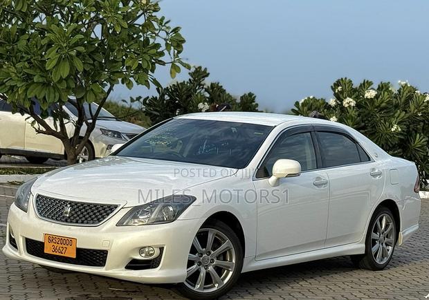 Toyota Crown 2010 White