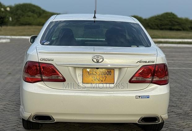 Toyota Crown 2010 White