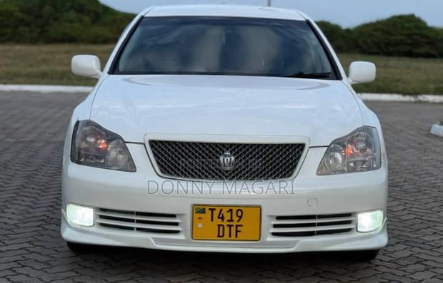 Toyota Crown 2006 White