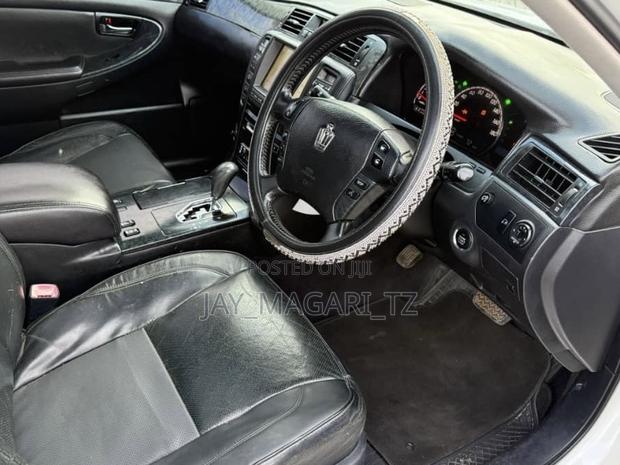 Toyota Crown 2006 White