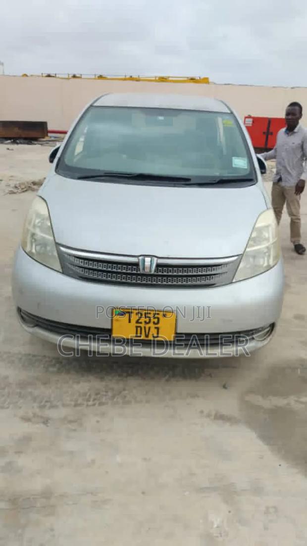 Toyota ISIS 1.8 L 2005 Silver