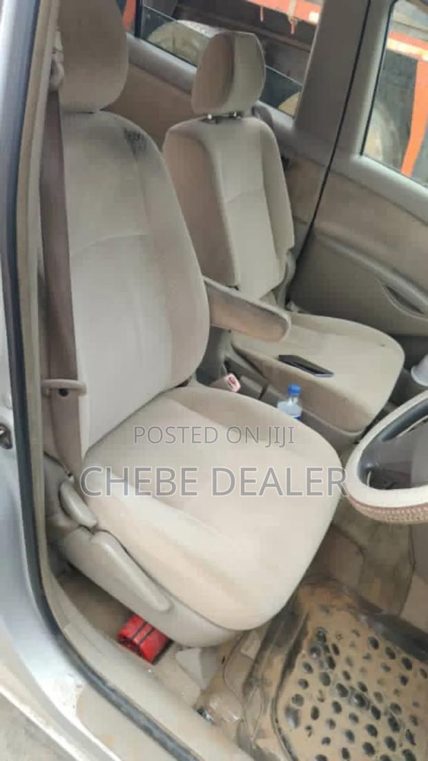 Toyota ISIS 1.8 L 2005 Silver