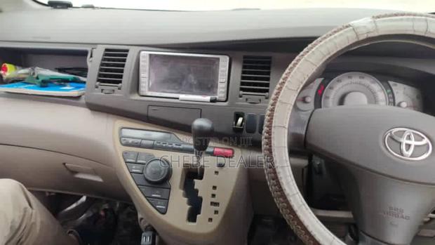 Toyota ISIS 1.8 L 2005 Silver