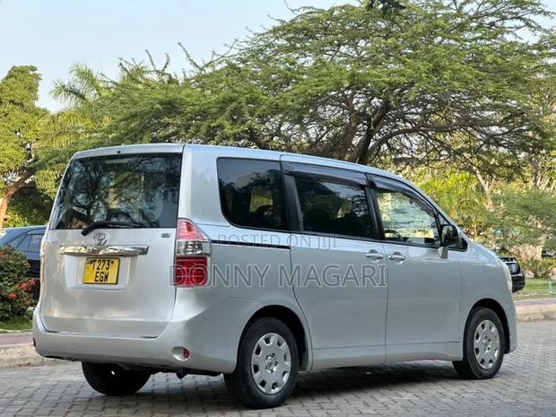 Toyota Noah 2.0 143hp AWD (7 Seater) 2009 Silver
