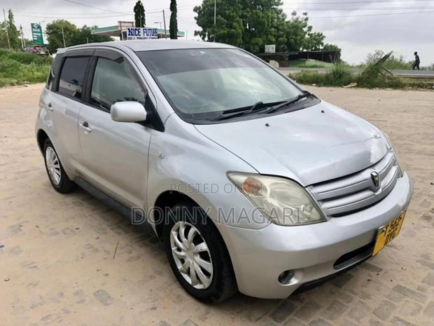 Toyota IST 2005 Silver