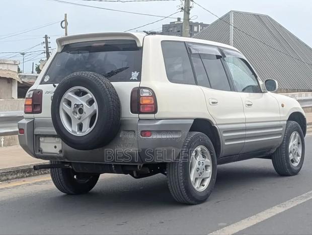 Toyota RAV4 Base 4x4 1996 White