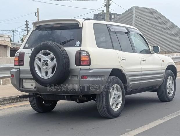 Toyota RAV4 Base 4x4 1996 White