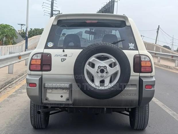 Toyota RAV4 Base 4x4 1996 White