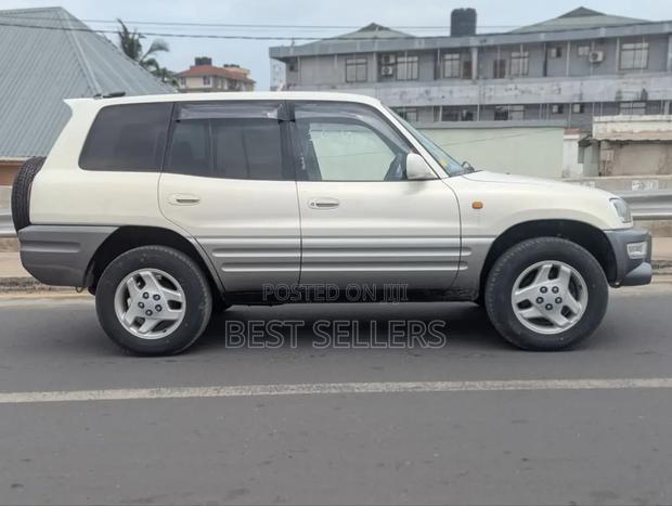 Toyota RAV4 Base 4x4 1996 White
