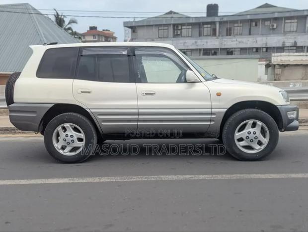 Toyota RAV4 Base 4x4 1996 White