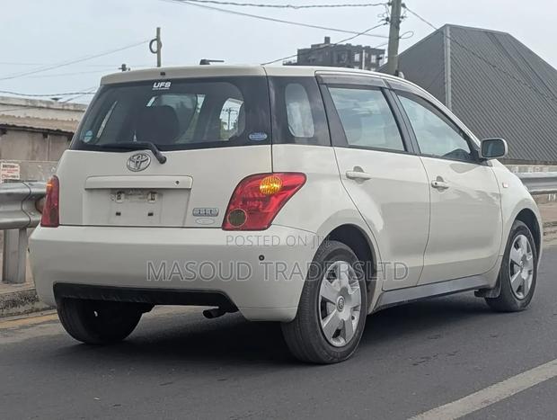 Toyota IST 2004